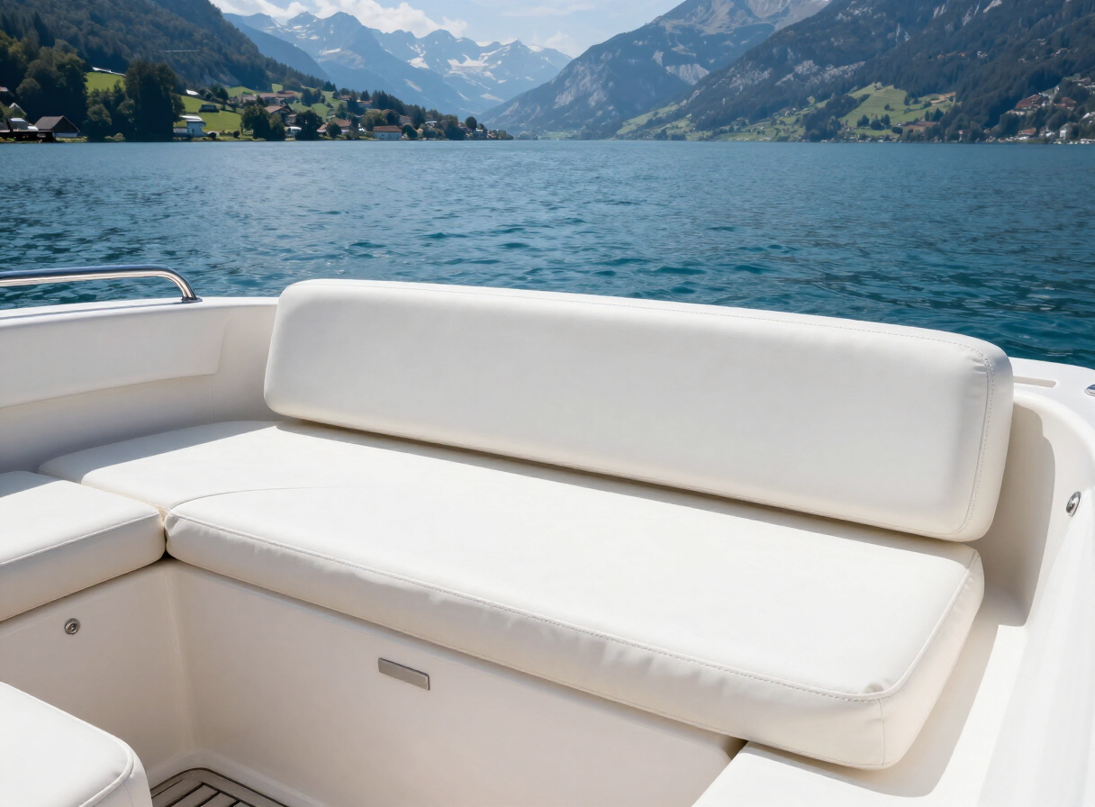Motorboot auf einem Schweizer See mit massgefertigten weissen Outdoor-Cockpitpolstern, Alpen im Hintergrund